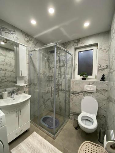 斯拉沃尼亚布罗德Apartman NADA的带淋浴、卫生间和盥洗盆的浴室