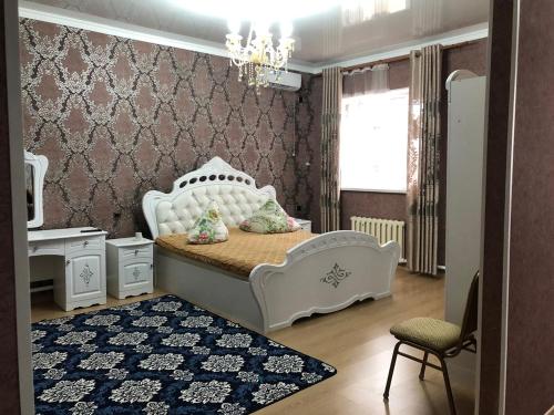 AralʼskГостиница NUR的儿童卧室配有白色的床和椅子