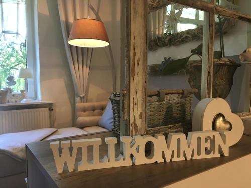 特拉弗明德Apartments Villa Seeblick Travemünde的带有读取野女人的标志的客厅