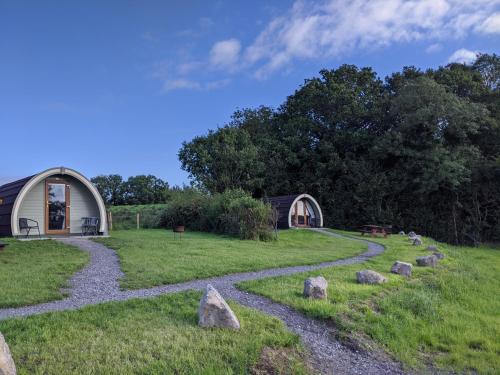 基利赫维林Glamping Pod Thady Killynick County Fermanagh的一座花园,花园内有圆形建筑和一条砾石路