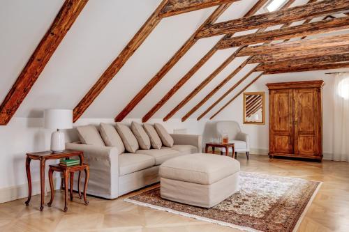 布拉格Hotel Nerudova 211的客厅设有白色沙发和木制天花板。