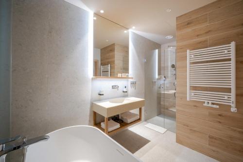 弗塞廷Kapka resort的浴室配有白色水槽和淋浴。