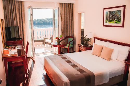 萨度拉德波斯卡杜布罗夫尼克群岛酒店的酒店客房设有一张床和一个阳台。