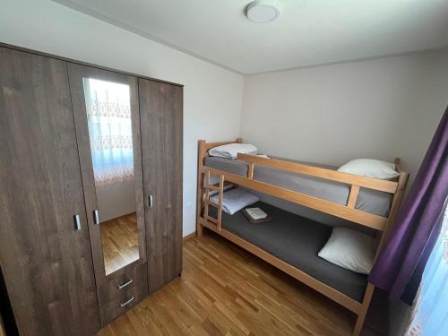 伊万尼察Vila Mana的一间小房间,配有双层床和门
