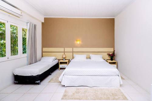 南克鲁兹罗Hotel SPA Paraíso的带2扇窗户的客房内的2张床