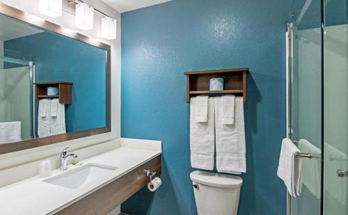 斯帕克斯WoodSpring Suites Reno Sparks的一间带卫生间、水槽和镜子的浴室