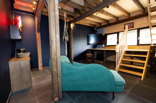 贝克VET - Bed & Breakfast的客厅配有蓝色的沙发和书桌