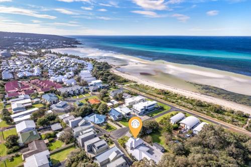 邓斯伯勒Ocean Retreat, Dunsborough的享有海滩的空中景致,设有房屋和海洋