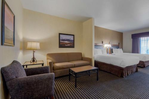 布莱斯峡谷贝斯特韦斯特布莱斯峡谷大酒店的酒店客房,配有床、沙发和椅子
