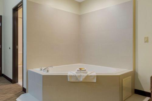 奇黑利斯公园广场套房贝斯特韦斯特优质酒店的浴室配有带毛巾的浴缸。