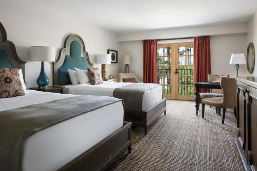 凤凰城Royal Palms Resort and Spa, part of Hyatt的酒店客房配有两张床和一张书桌