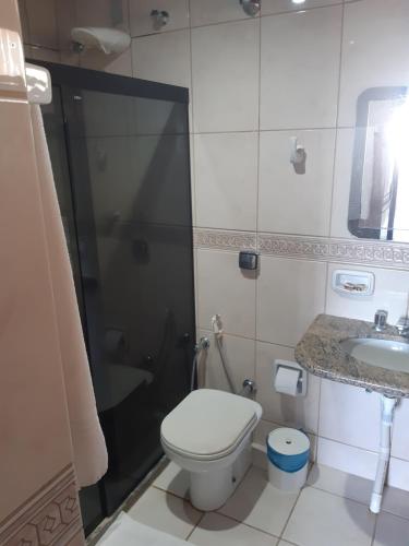 普拉杜Quiriri Park Hotel的浴室配有卫生间、盥洗盆和淋浴。