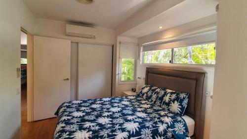 彩虹海滩Ibis 3 House的一间小卧室,配有床和窗户