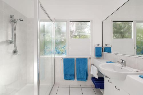 彩虹海滩Ibis 3 House的带淋浴和盥洗盆的白色浴室