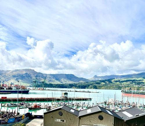  LytteltonSea views in luxury at LYTTELTON BOATIQUE HOUSE - 14 km from Christchurch的码头,在水中和山中设有船只