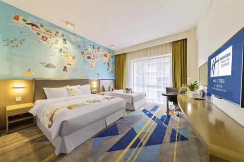 都江堰都江堰古城智选假日酒店的酒店客房带两张床和壁画