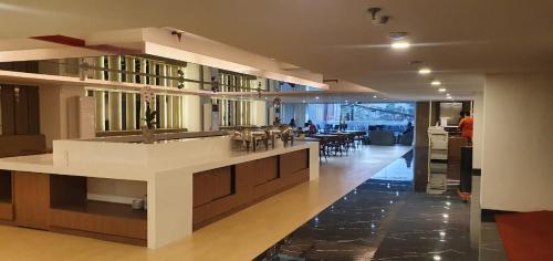 雅加达Grand G7 Hotel Pasar baru的大堂设有厨房和用餐区
