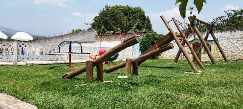 阿蒂巴亚Chácara Sorriso 2的草上一组木制操场设备