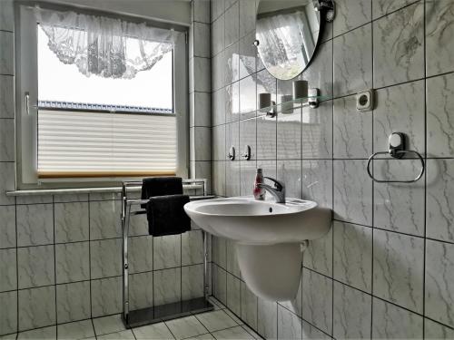 PotzlowFerienhaus Frank的白色的浴室设有水槽和镜子