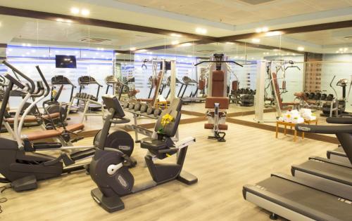 埃尔比勒马里亚纳埃尔比勒酒店的健身房设有跑步机和椭圆机