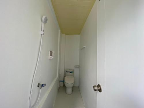 皮皮岛Blue Flow Hostel的一间带卫生间和淋浴的小浴室