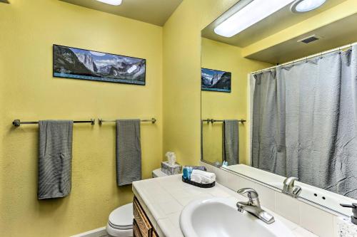 弗雷斯诺Peaceful Fresno Home, Near Popular Wineries!的一间带水槽、卫生间和镜子的浴室