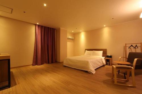 高阳市Hotel Violet的一间卧室配有床和红色窗帘