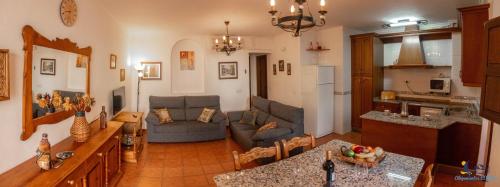 圣何塞El Velero Sotillo con Piscina的带沙发的大客厅和厨房