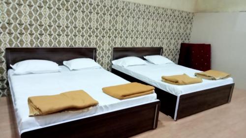 戈尔哈布尔Shree Yatri Niwas的两张睡床彼此相邻,位于一个房间里
