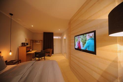 文斯托夫韦根坎特拉酒店的酒店客房的墙上配有电视