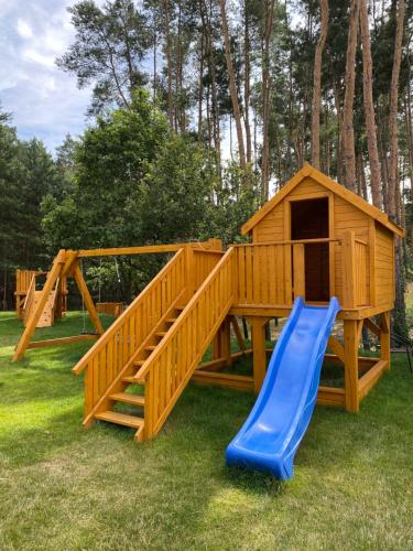 PątnówHotel Załęcze的木游戏结构,带滑梯和游戏房