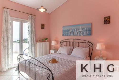 KaminarátaVilla Aliki with Infinity Pool at Kaminarata Village的一间卧室配有一张粉红色的墙壁和窗户。