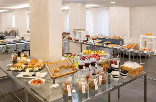 桑格罗堡运动村Spa酒店的包含多种不同食物的自助餐