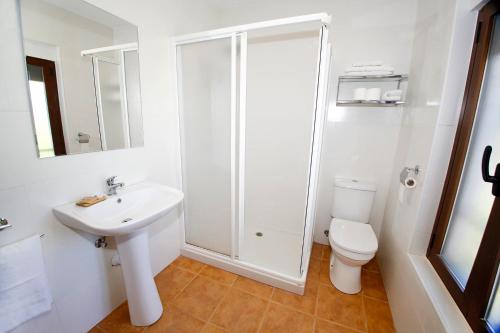 OnilSenia Tomaset II的白色的浴室设有卫生间和水槽。