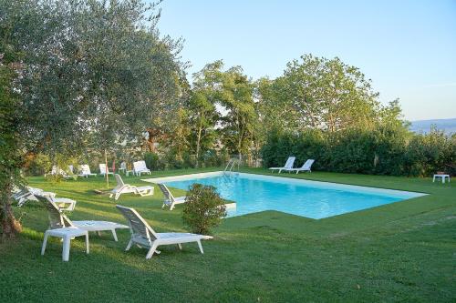 塞尔苏里格Il帕格奥酒店的一个带白色椅子的游泳池