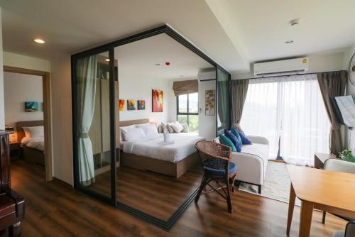华欣La Habana Hua Hin 2 Bedroom Seaview的酒店客房 - 带一张床和用餐室