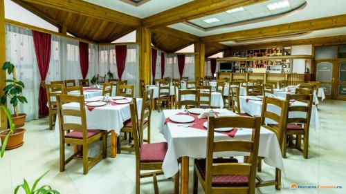 肯普隆格Anomis的用餐室配有白色的桌子和木椅