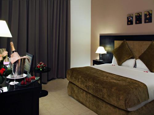 Rawabi Hotel Marrakech & Spa客房内的一张或多张床位