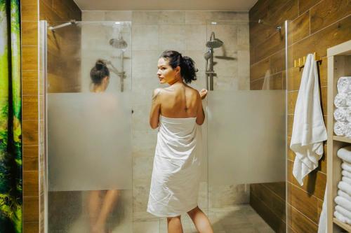 维特科维采Bylo Nebylo apartmány的站在淋浴中的身着白色衣服的女人