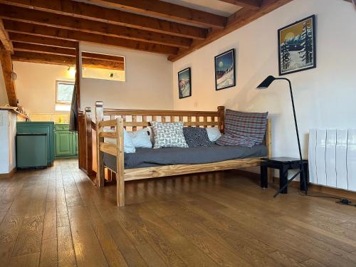 杜约特Top floor duplex with private beach的一间卧室配有一张带枕头的木床