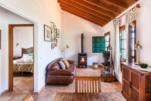 阿古洛乔罗乡村民宿的客厅设有真皮沙发和壁炉