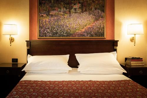 罗卡拉索小百合酒店的一间卧室配有一张壁画床