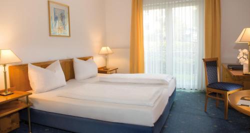 古梅尔斯巴赫古默斯巴赫维克特住宅酒店的酒店客房设有两张床和窗户。