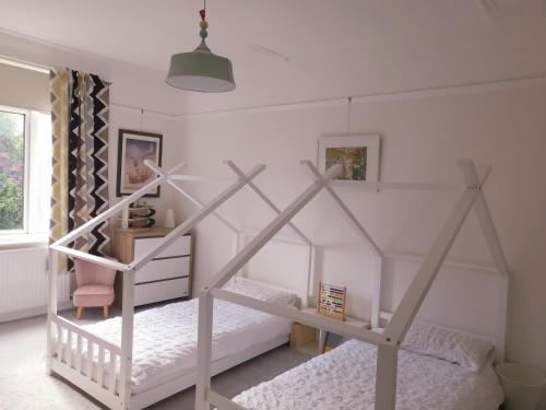 谢菲尔德Luxury 4 Bed Family property in popular location的卧室配有带白色床的双层床