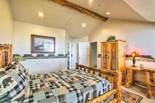 EdenCozy Eden Condo Retreat Less Than 6 Mi to Ski Resort!的一间卧室配有一张床和一张书桌