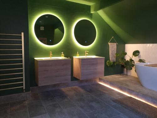 谢菲尔德Luxury 4 Bed Family property in popular location的浴室设有2个水槽、浴缸和镜子