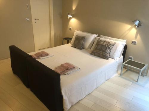 阿拉西奥Budello di Alassio, ampio appartamento con box的卧室配有一张带白色床单和枕头的大床。