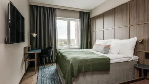 于默奥Clarion Hotel Umeå的酒店客房设有床和窗户。