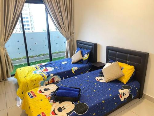 努沙再也Legoland JB AGhome Medini 3room8pax bukit indah的一间卧室配有两张床和Hello套件