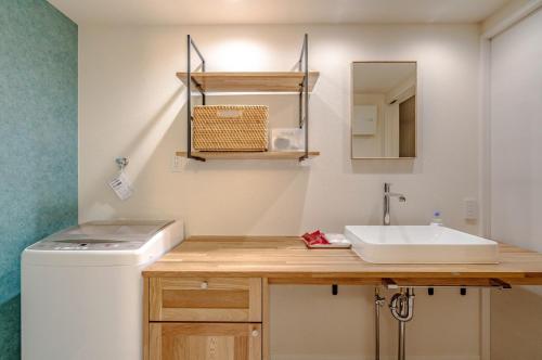 近江八幡市Rakuten STAY HOUSE x WILL STYLE Hachimanbori的一间带水槽和镜子的浴室